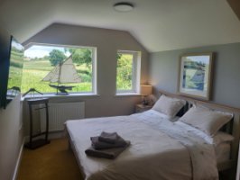 Photo Of King-size room to rent in beautiful home in Seaton