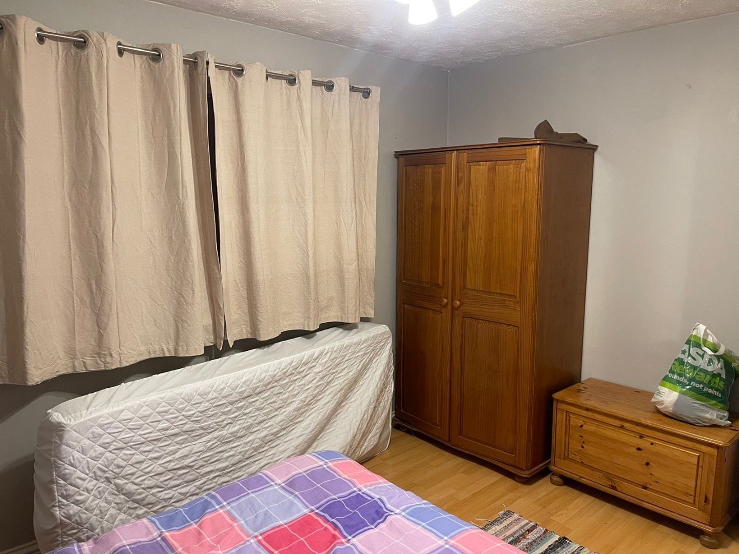 Double bed room to rent in Slough, Berkshire. Rooms To Rent and Spare Rooms