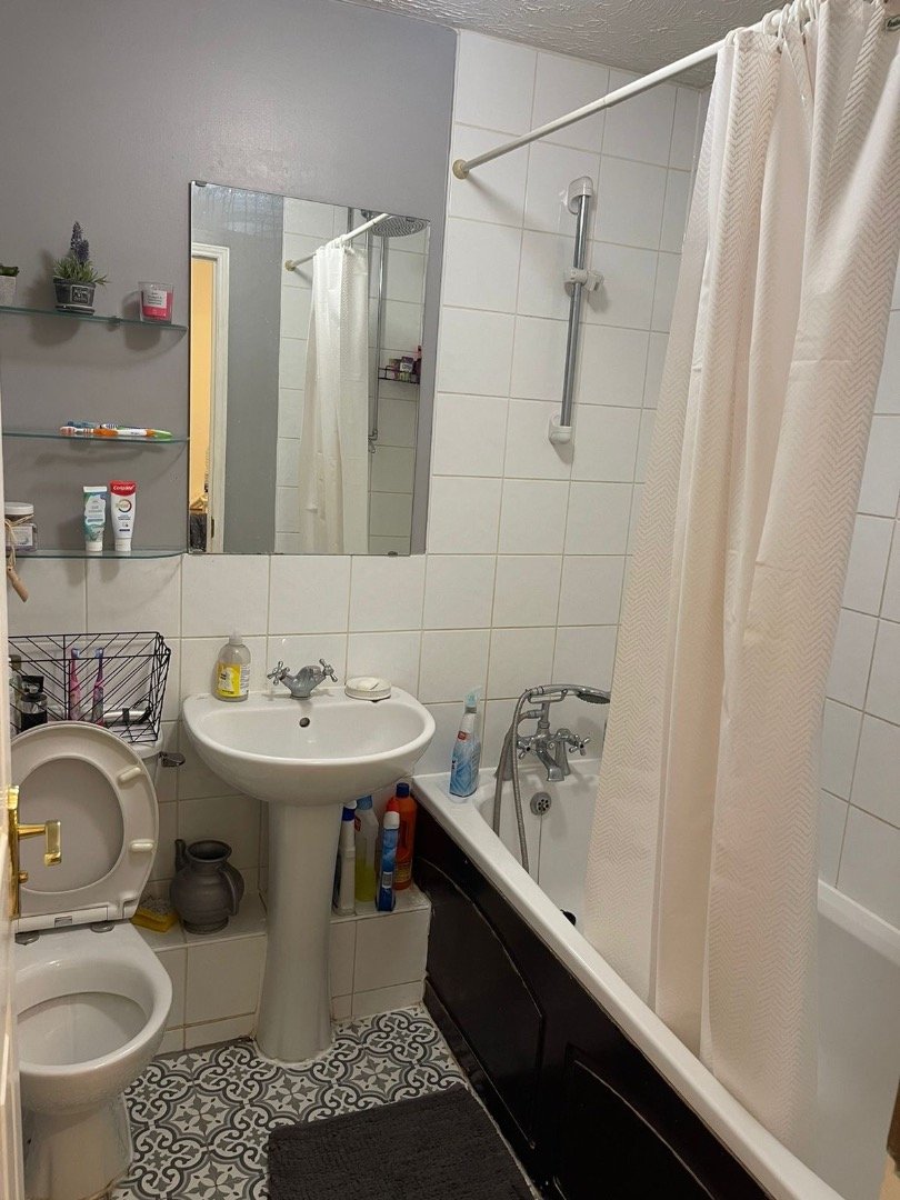 Double bed room to rent in Slough, Berkshire. Rooms To Rent and Spare Rooms