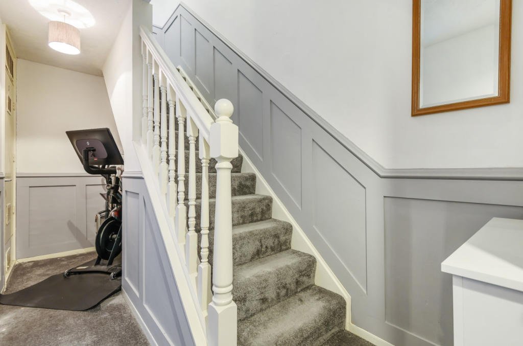 Large double room with small walk in wardrobe in Bramley, West