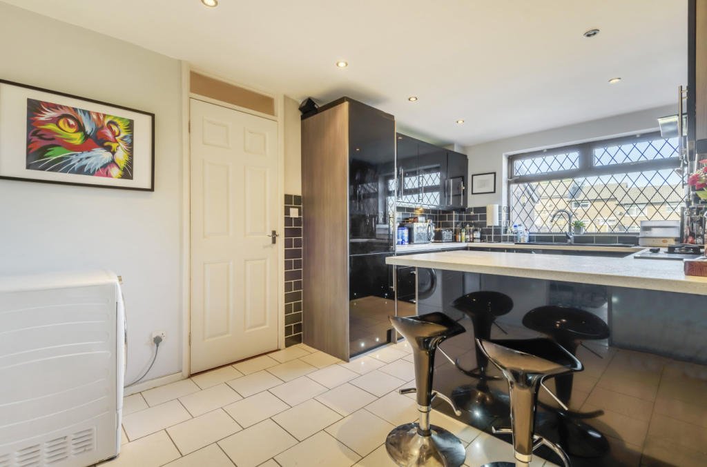 Large double room with small walk in wardrobe in Bramley, West